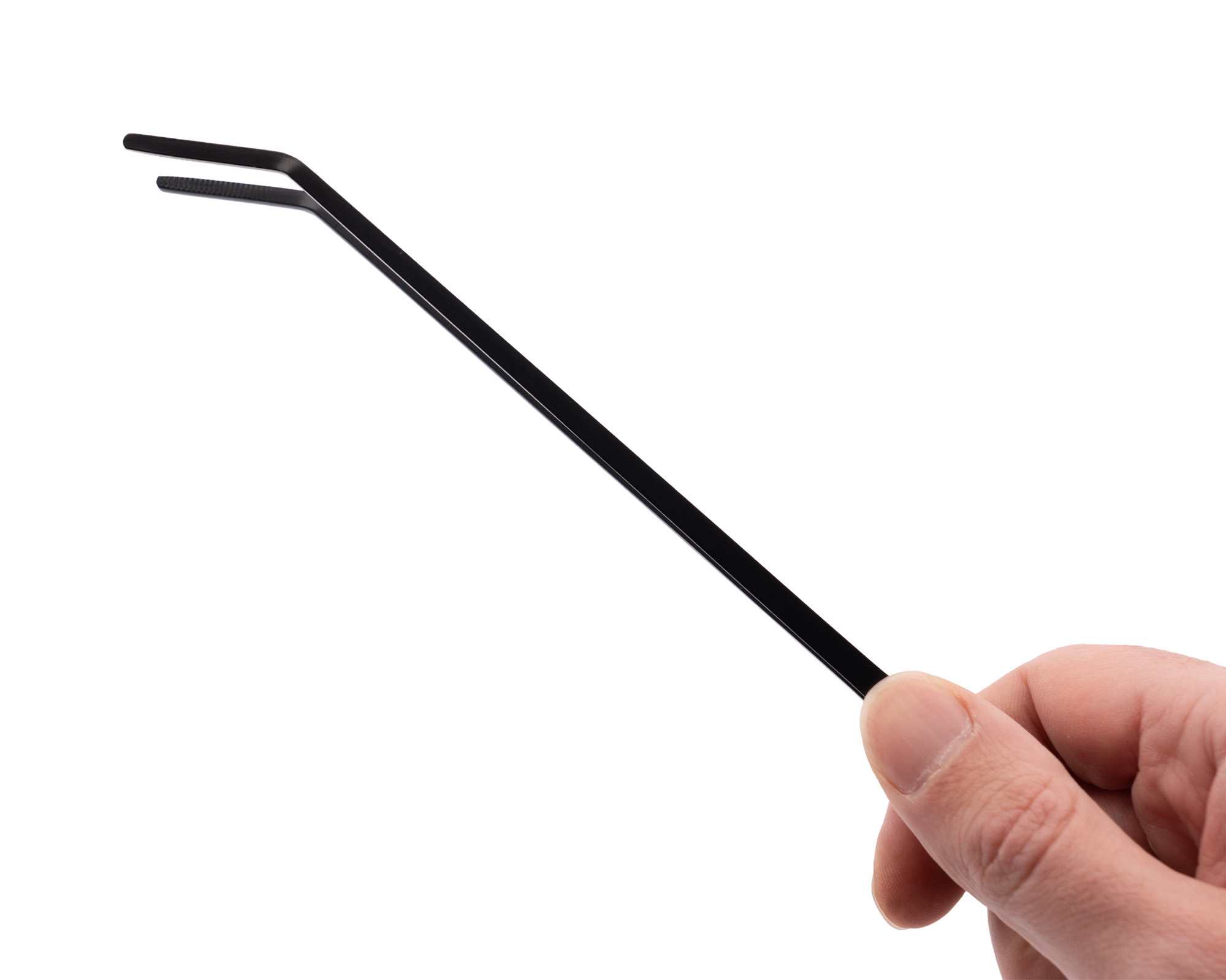 Hand hält schwarze, abgewinkelte Pinzette